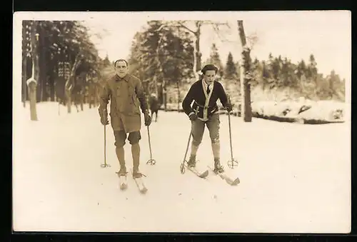 AK Skiläufer am schneebedeckten Waldrand