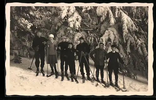 AK Skiläufer posieren am schneebedeckten Waldrand