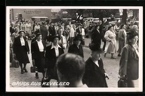 AK Kevelaer, Wallfahrt 1953, Passanten auf der Strasse