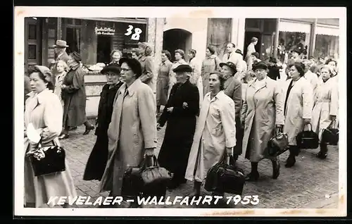 AK Kevelaer, Wallfahrt 1953, Passanten auf der Strasse