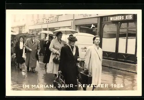 AK Kevelaer, im Marian. Jahr 1954, Passanten auf der Strasse