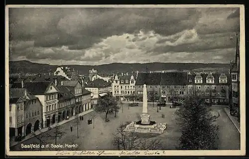AK Saalfeld a. d. Saale, Markt mit Denkmal