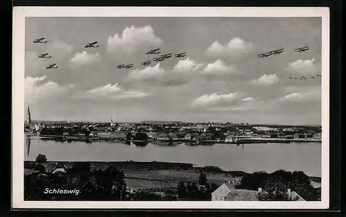 AK Schleswig, Gesamtansicht, Flugzeuge am Himmel