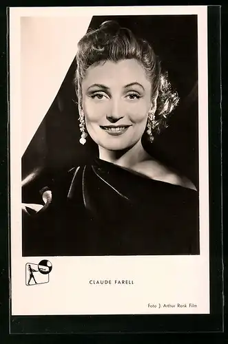 AK Schauspielerin Claude Farell mit eleganten Ohrringen im Abendkleid