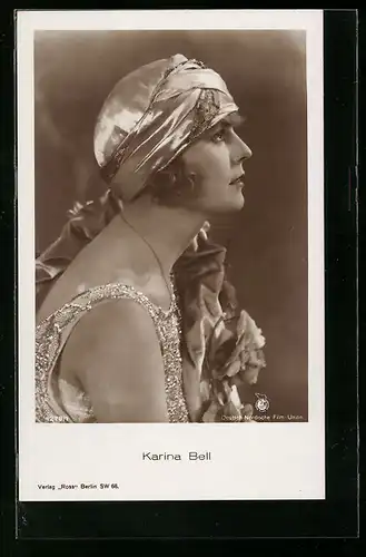AK Schauspielerin Karina Bell mit Kopftuch im Kleid