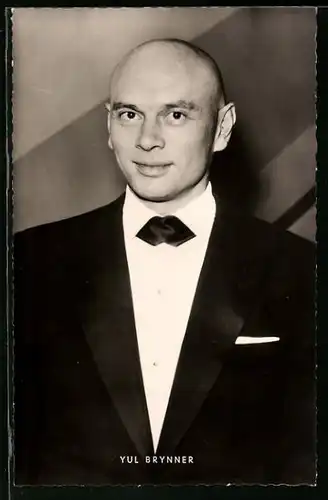 AK Schauspieler Yul Brynner charmant mit Fliege im Jackett