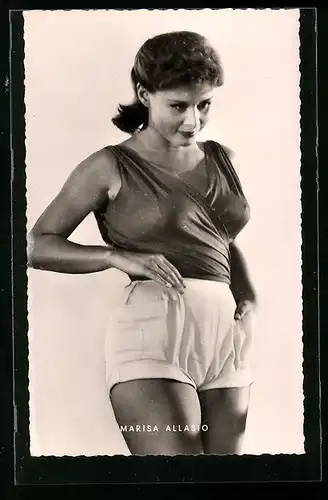 AK Schauspielerin Marisa Allasio in Bluse und Shorts