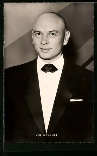 AK Schauspieler Yul Brynner charmant mit Fliege im Jackett