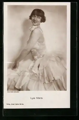AK Schauspielerin Lya Mara im prachtvoll gerüschten Kleid