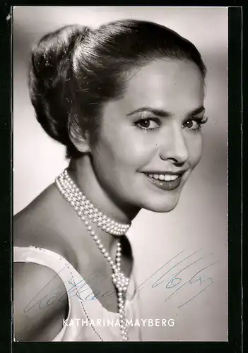 AK Schauspielerin Katharina Mayberg elegant mit Perlenhalskette, Autograph