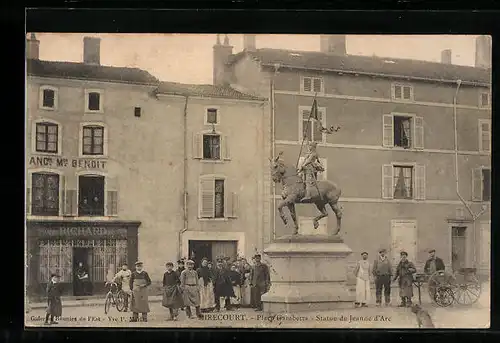 AK Mirecourt, Place Gambetta, Statue de Jeanne d`Arc