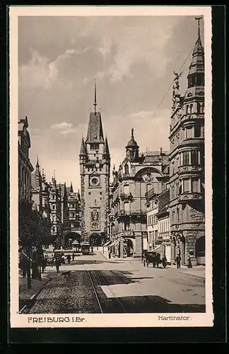 AK Freiburg i. B., Strassenpartie mit Passanten und Martinstor