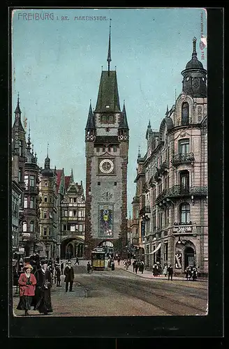 AK Freiburg i. B., Passanten und Strassenbahn am Martinstor