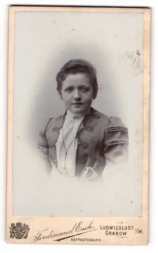 Fotografie Ferdinand Esch, Ludwigslust i. M., Breitestrasse 3, Junge Dame in weisser Bluse mit Kragenbrosche