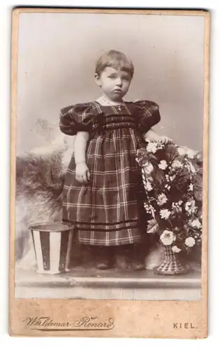 Fotografie Waldemar Renard, Kiel, Sophienblatt 18, Kind mit Kurzhaarfrisur in einem Kleid mit Puffärmeln