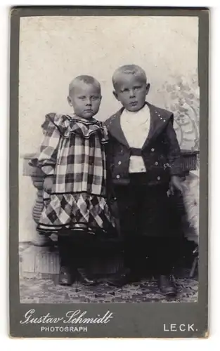 Fotografie Gustav Schmidt, Leck, Zwei Kinder in Anzug und Rüschenkleid