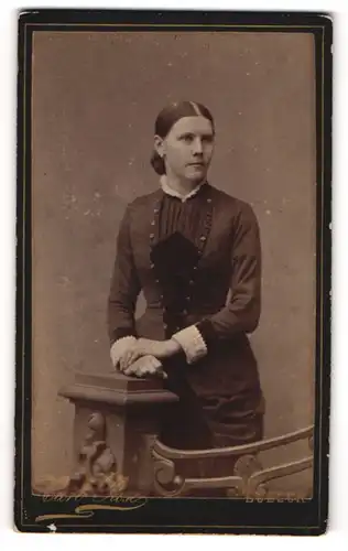 Fotografie Carl Rose, Lübeck, Königstrasse 879, Junge Dame im taillierten Kleid mit Spitzenktagen