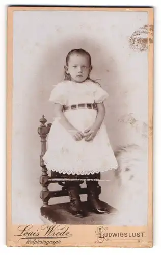 Fotografie Louis Wrede, Ludwigslust, Schweriner-Strasse 26 & 28, Kleines Mädchen in weissem Spitzenkleid und Stiefeln