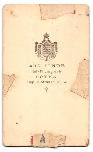 Fotografie Aug. Linde, Gotha, August-Strasse 3, Herr im Dreiteiler und kleines Mädchen mit Halskette