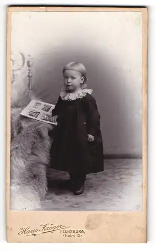 Fotografie Hans Kröger, Flensburg, Holm 12, Kleines Mädchen mit Ponyfrisur und Rüschen-Rundkragen