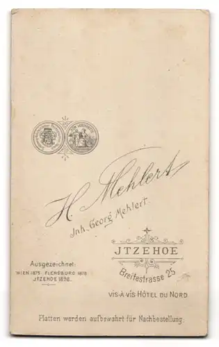 Fotografie H. Mehlert, Itzehoe, Breitestrasse 25, Älteres Paar im Sonntagsstaat, Kreuzkette, Vollbart