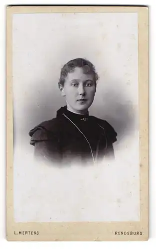 Fotografie Ludwig Mertens, Rendsburg, Am Gymnasium, Junges Mädchen mit Stirnlocken und ernstem Blick