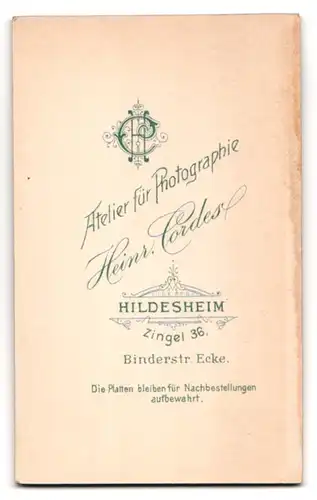 Fotografie Atelier Heinr. Cordes, Hildesheim, Dame mit Stirnlocken und Herr mit Halbglatze und Fliege