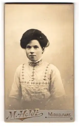Fotografie M. Holdt, Middelfart, Dame mit dunklen Haaren in einer bestickten Bluse
