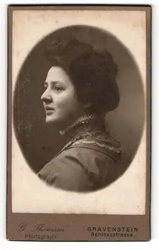 Fotografie G. Thomsen, Gravenstein, Schlossstrasse, Junge Dame mit Spitzenkragen, Seitenportrait