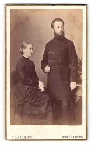 Fotografie C. L. Nauhaus, Nordhausen, Vor dem Vogel 17, Junge Dame mit Dutt im dunklen Kleid und junger Herr mit Bart