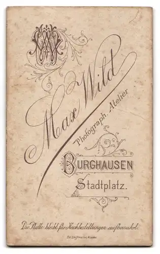 Fotografie M. Wild, Burghausen, Stadtplatz, Junge Dame mit Mittelscheitel, Brosche und Medaillon