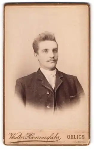 Fotografie Walter Hammerfahr, Ohligs, Junger Mann mit hochstehenden Haaren und Oberlippenbart
