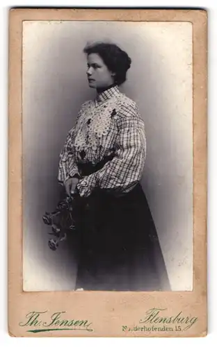 Fotografie Th. Jensen, Flensburg, Norderhofenden 15, Junge Dame in einer karierten Bluse, Seitenportrait
