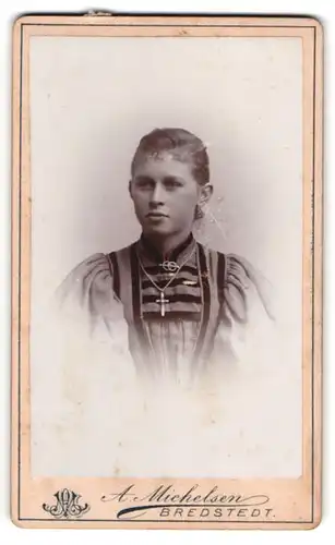 Fotografie A. Michelsen, Bredstedt, Junges Mädchen mit Stirnlocken, Brosche und Kreuzkette