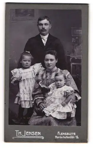 Fotografie Th. Jensen, Flensburg, Norderhofenden 15, Paar mit Kindern im Sonntagsstaat, Rüschenkleider