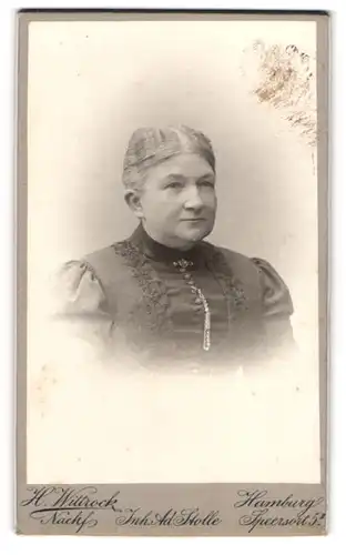 Fotografie H. Wittrock Nachf., Hamburg, Speersort 5, Heitere ältere Dame mit Mittelscheitel und Brosche