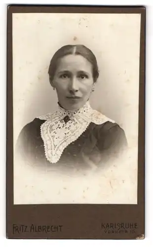 Fotografie Fritz Albrecht, Karlsruhe, Yorkstrasse 10, Hagere Dame mit Spitzenkragen und Mittelscheitel