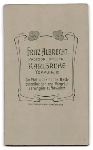 Fotografie Fritz Albrecht, Karlsruhe, Yorkstrasse 10, Hagere Dame mit Spitzenkragen und Mittelscheitel