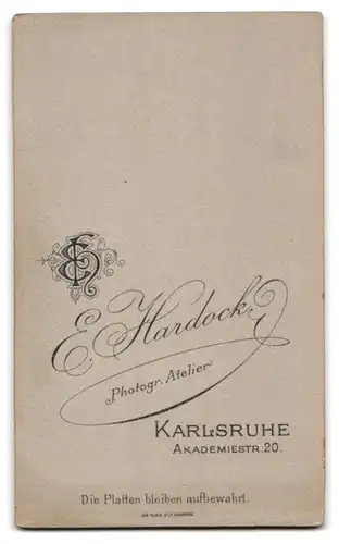 Fotografie Ernst Hardock, Karlsruhe, Akademiestrasse 20, Eleganter Herr mit Hut und Zwicker in lässiger Haltung