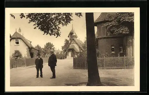 AK Essen, Kolonie Altenhof, zwei Herren vor der Kapelle