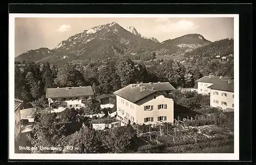 AK Strub, an den Wohnhäusern mit Blick auf den Untersberg