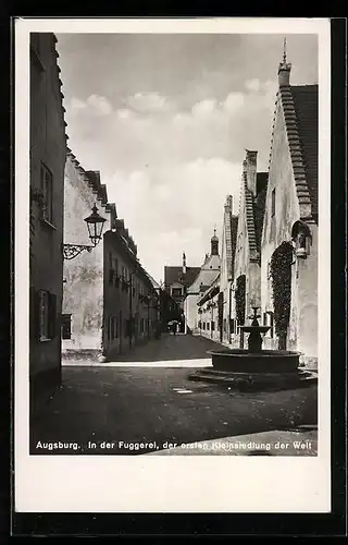 AK Augsburg, in der Fuggerei, Brunnen vor den Wohnhäusern