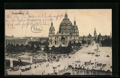 AK Berlin, Passanten und Kutschen auf der Strasse vor dem Dom