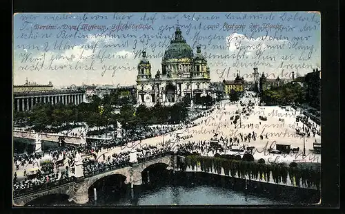 AK Berlin, Blick auf den Dom, das Museum und die Schlossbrücke, Aufzug der Wache