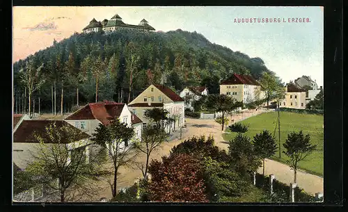 AK Augustusburg im Erzgebirge, Stadthäuser mit Blick hinauf zum Schloss