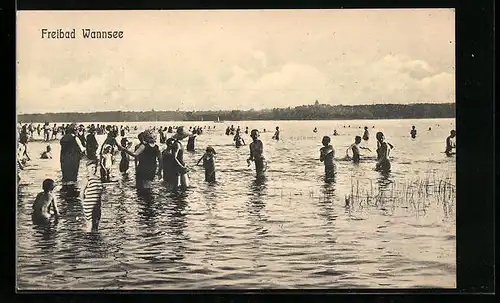 AK Berlin-Wannsee, Badegäste im flachen Wasser