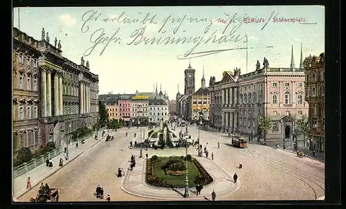 AK Berlin, Strassenbahn und Passanten auf dem Schlossplatz