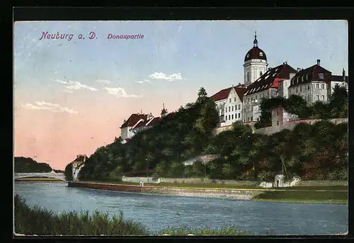 AK Neuburg a. D., Donaupartie mit Blick hinauf zum Schloss