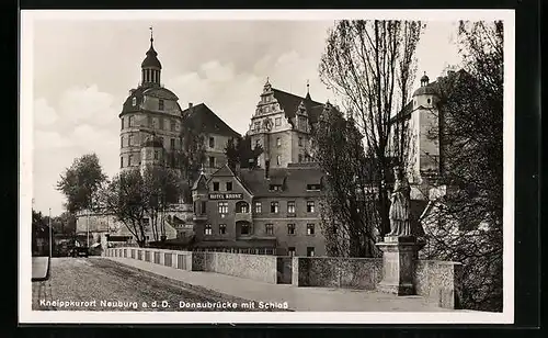 AK Neuburg a. D., das Schloss an der Donaubrücke