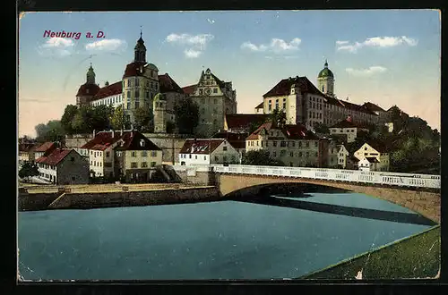 AK Neuburg a. D., am Donauufer neben der Brücke, das Schloss